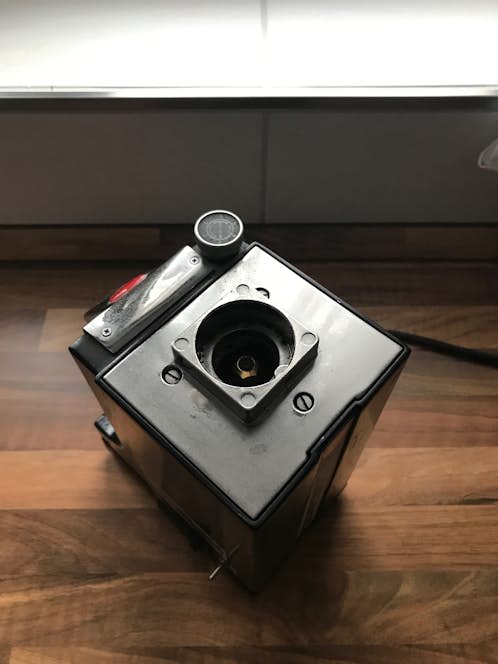 Metall-Abdeckung über dem Mahlwerk der Eureka MCI