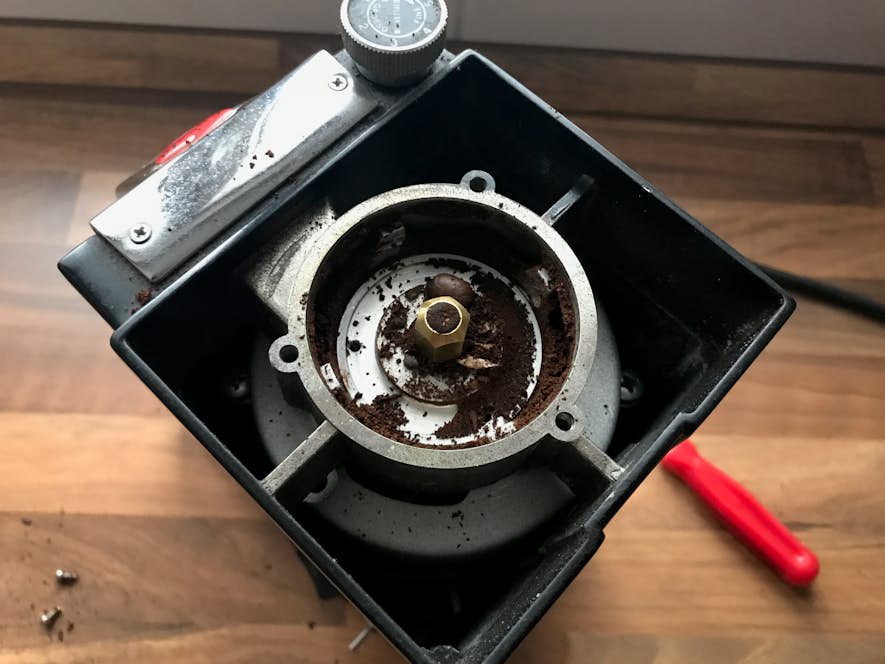 Die untere Mahlscheibe der Mühle ist nun entfernt