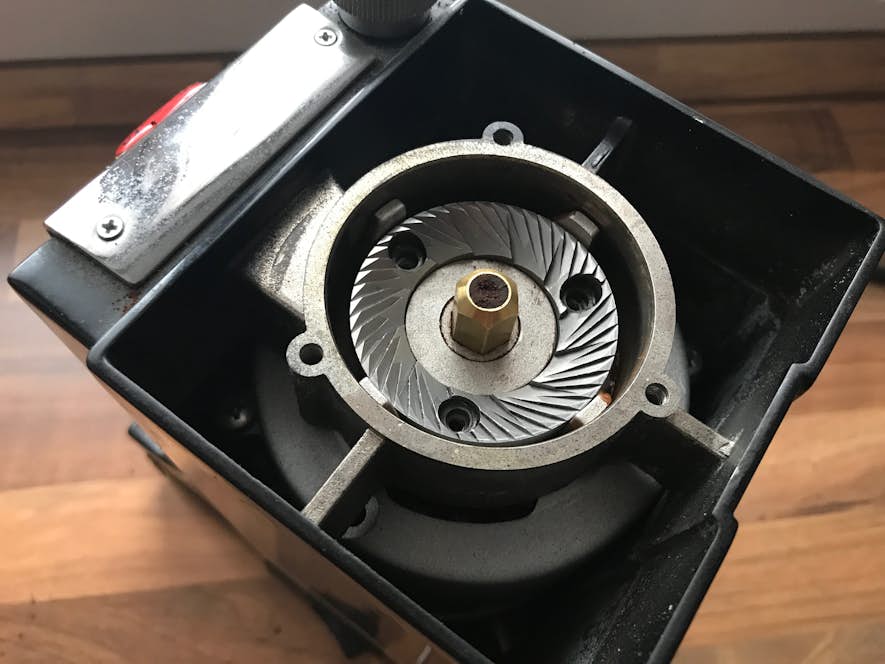 Untere Mahlscheibe wird wieder in die Mühle eingesetzt