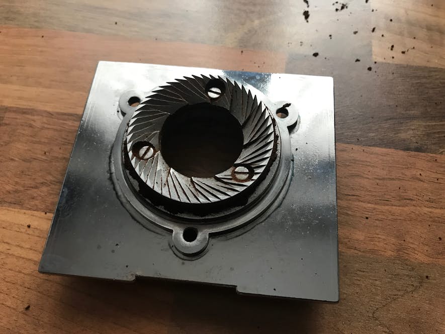 Nun wird die obere Mahlscheibe gelöst, damit sie gereinigt werden kann