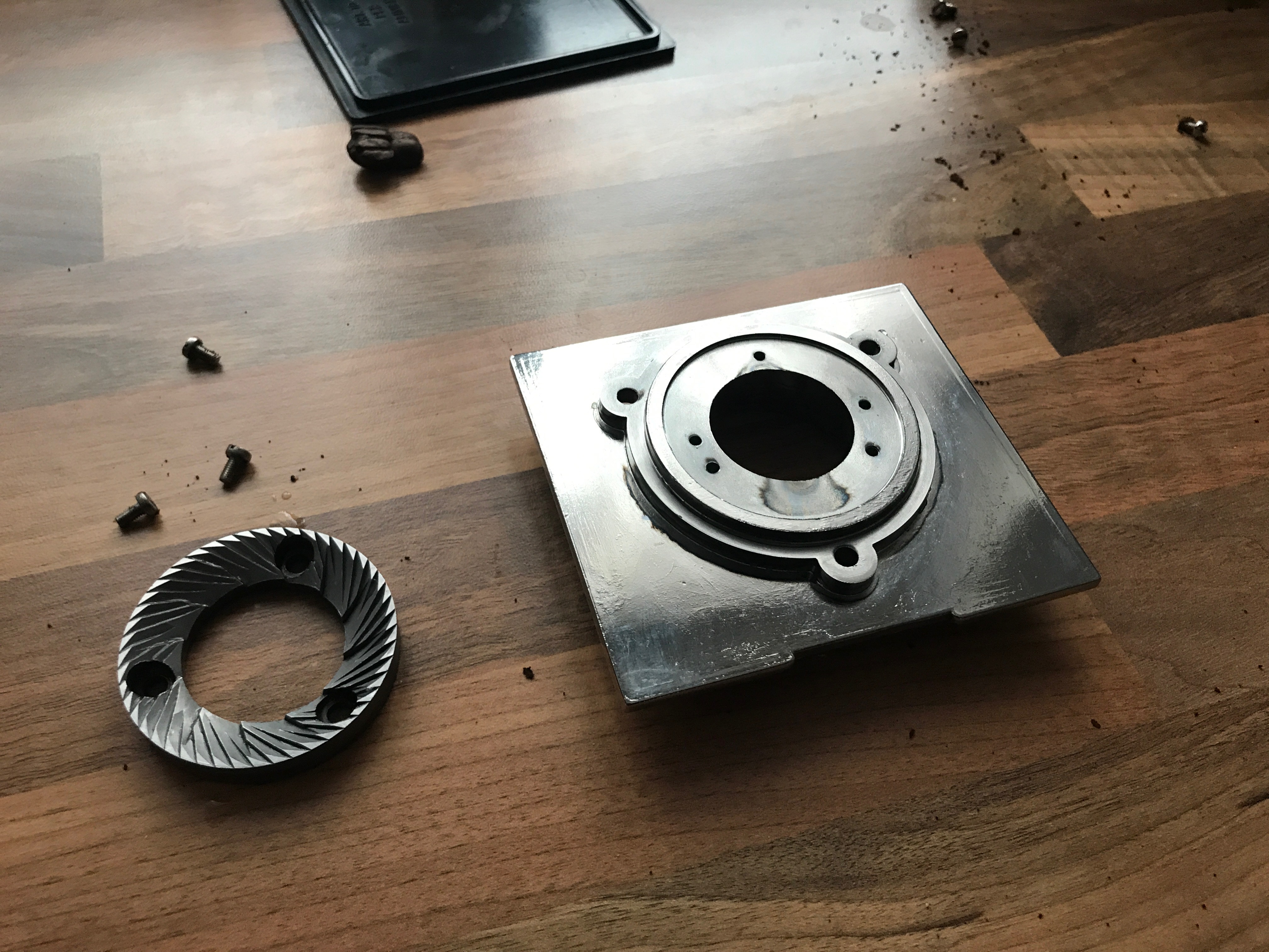 Obere Mahlscheibe und Metallabdeckung sind wieder sauber