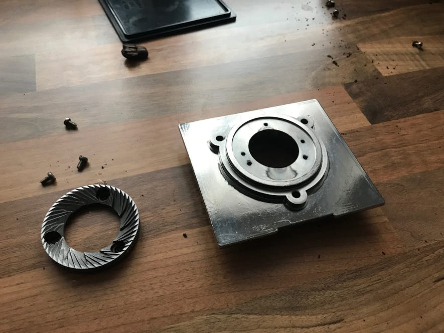 Obere Mahlscheibe und Metallabdeckung sind wieder sauber