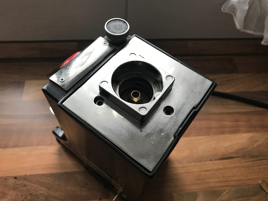 Metallabdeckung mit Mahlscheibe wieder aufsetzen