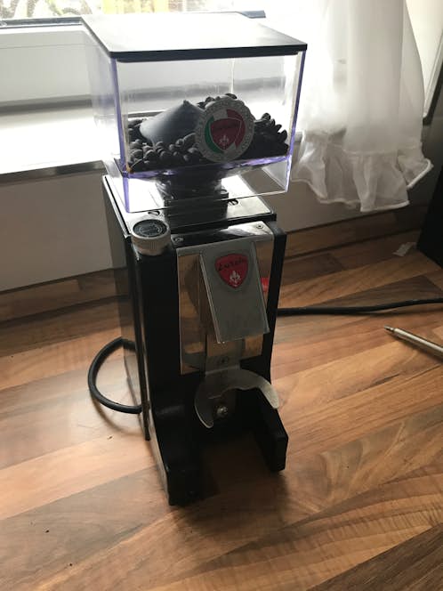 Und die Espressomühle erstrahlt wieder in neuem Glanz