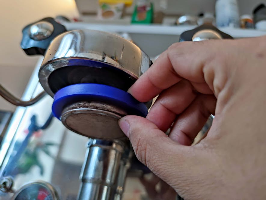 Herausgelöstes Duschsieb mit Brühgruppendichtung