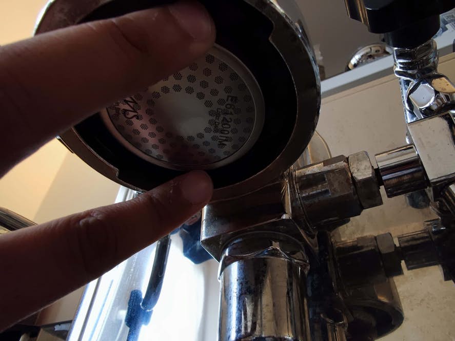 Sieb mit Dichtung gleichmäßig wieder in die Brühgruppe reindrücken