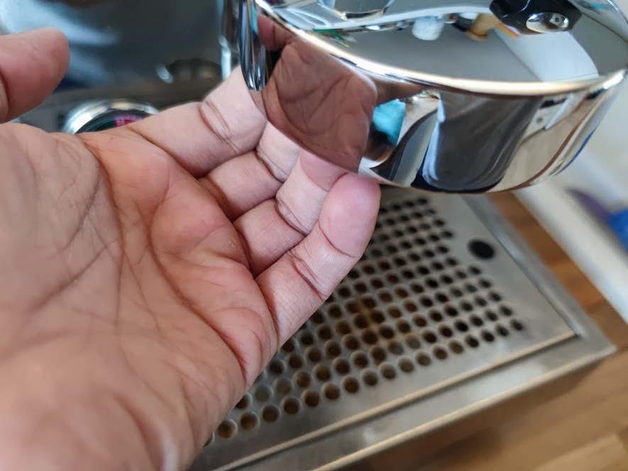 Rundrum die Dichtung wieder festdrücken