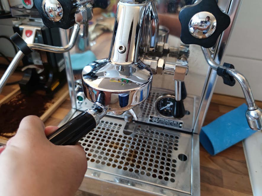 Dichtung festdrücken mit mit Siebträger