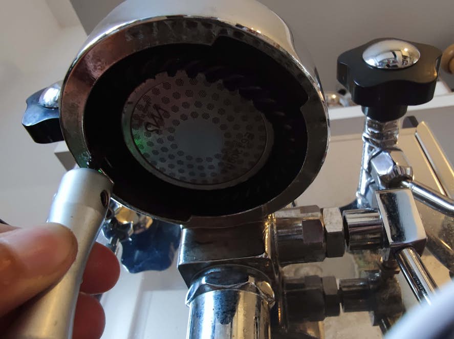 Gruppenbürste wird verwendet um den Dichtungsbereich zu reinigen