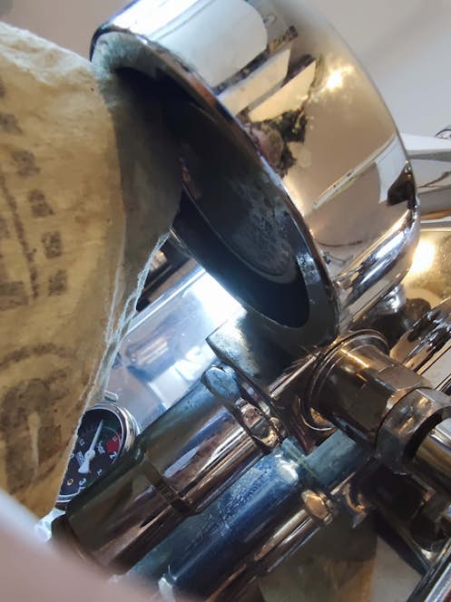 Mit Mikrofasertuch die Brühgruppe auswischen