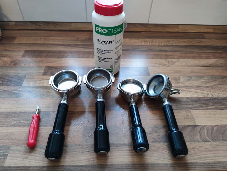 Siebträger warten auf die Reinigung