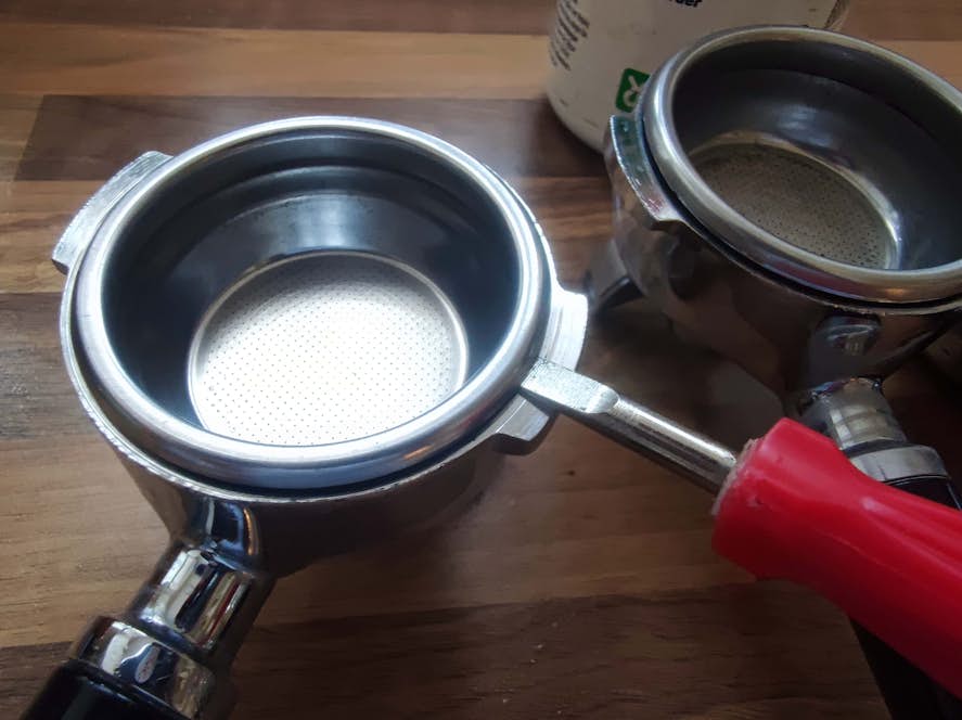 Sieb aus Siebträger herauslösen mit Schraubenzieher