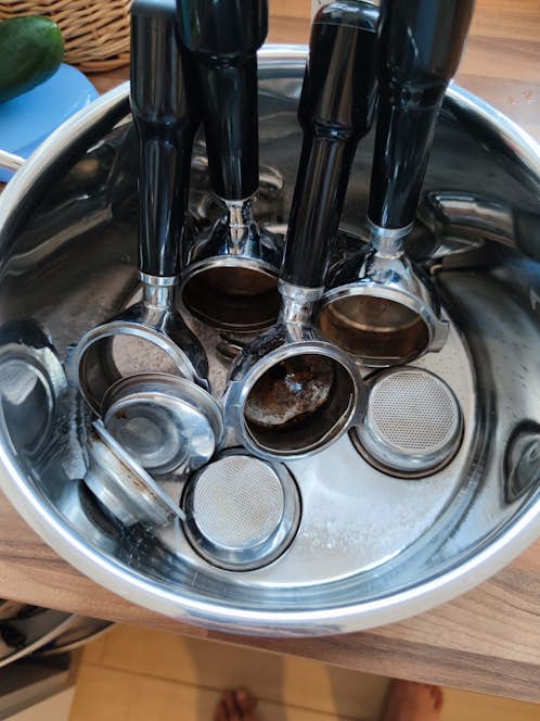 Siebträger mit Kaffeefettlöser im Kochtopf