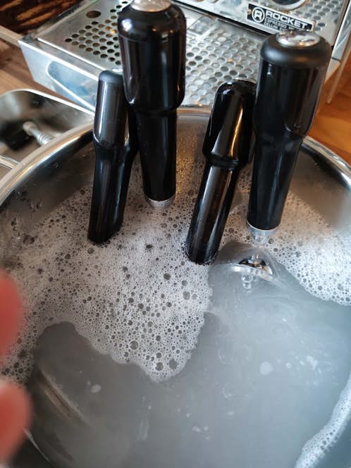 Siebträger und Siebe weichen ein