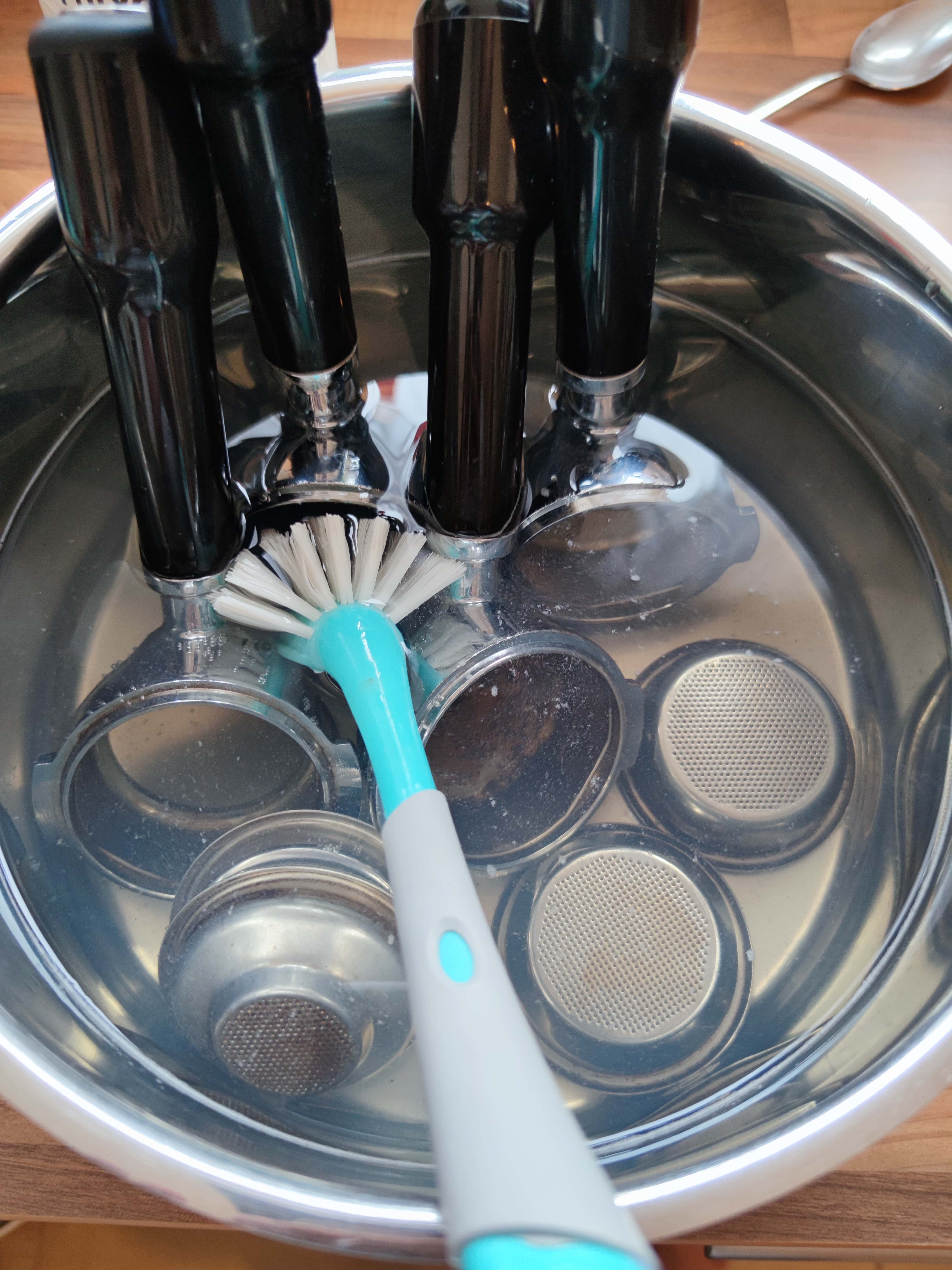 Zwischendurch können die Siebträger mit einer Spülbürste gereinigt werden