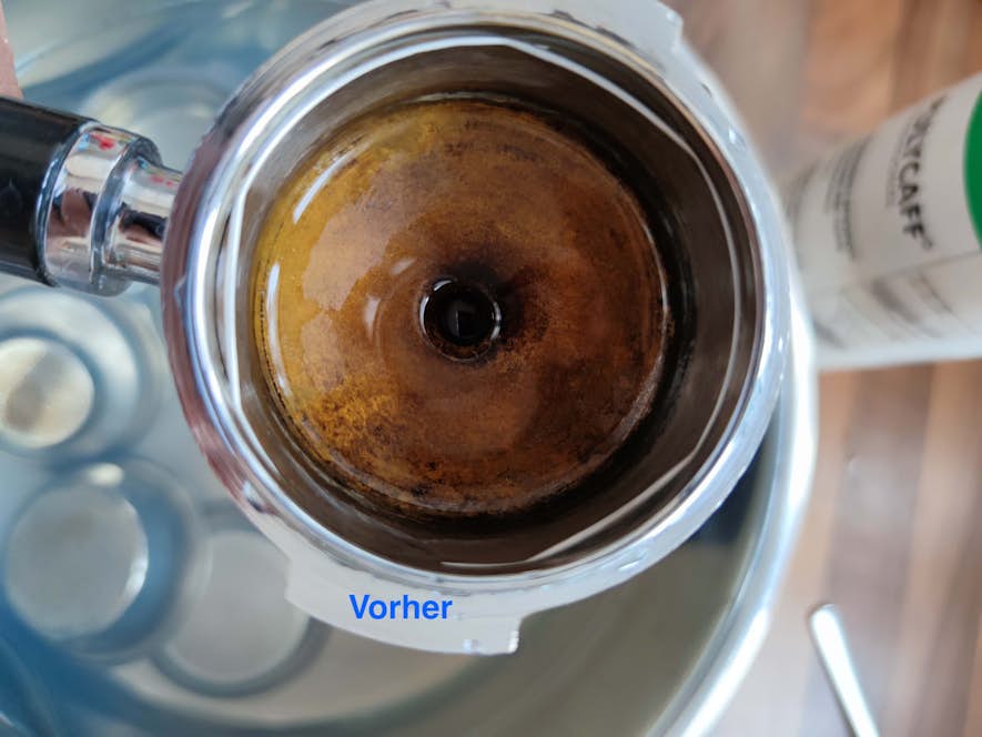 Verschmutzter Siebträger vor Reinigung mit Topfreiniger