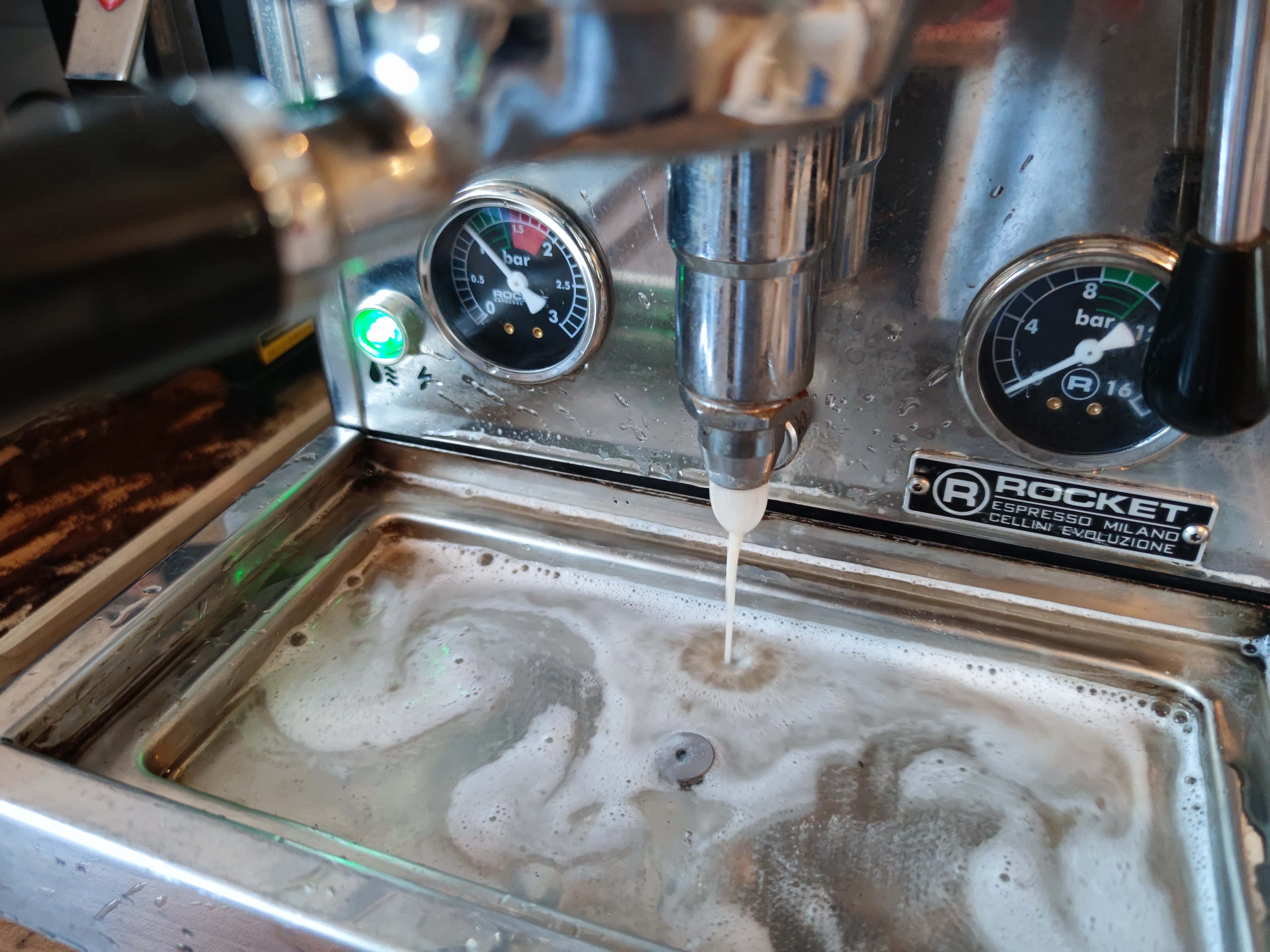 Kaffeefettlöserschaum schießt in die Auffangschale