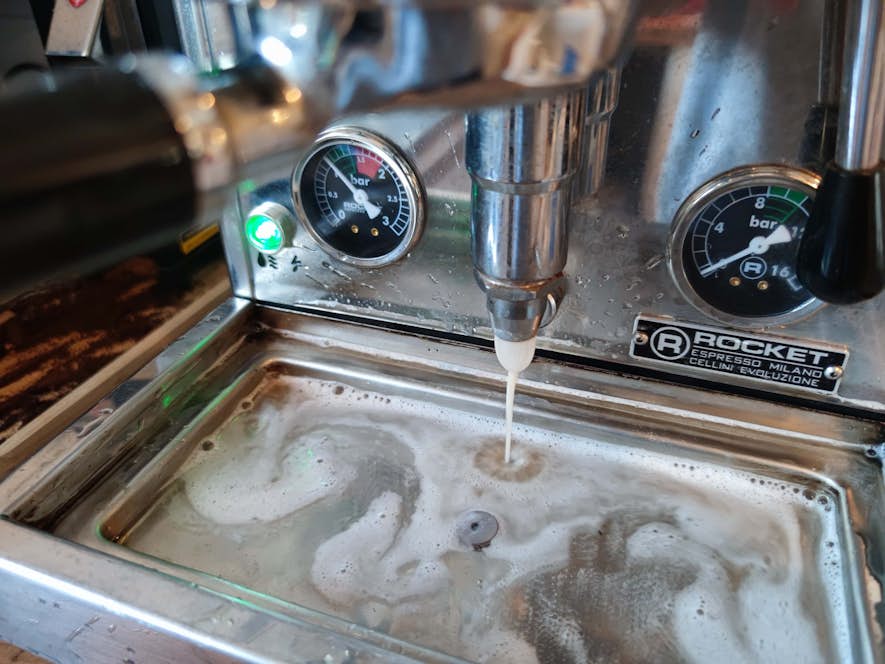 Kaffeefettlöserschaum schießt in die Auffangschale