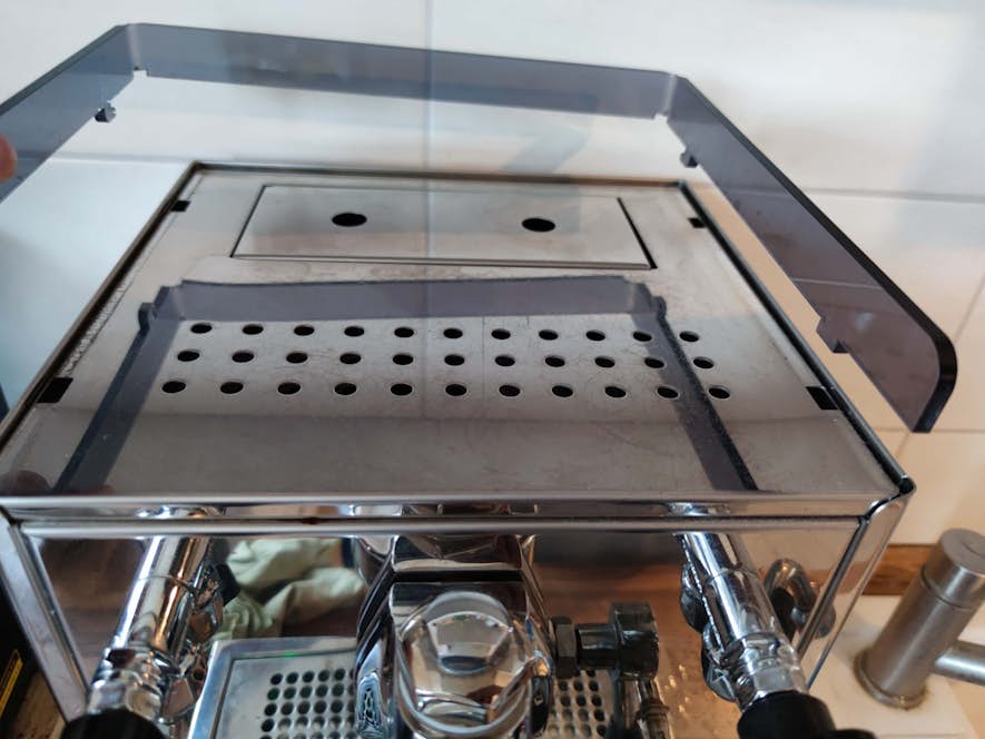 Tassenreling wird abgenommen zum Säubern