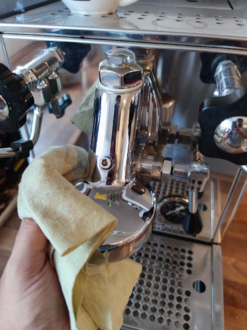 Espressomaschine: Oberfläche mit Mikrofastertuch reinigen